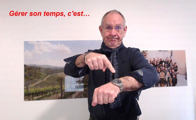 PB regarde sa montre pour illustrer un article sur la définition de Gérer son temps